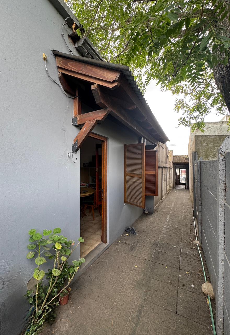 Casa interna tipo PH de dos dormitorios con gran parque