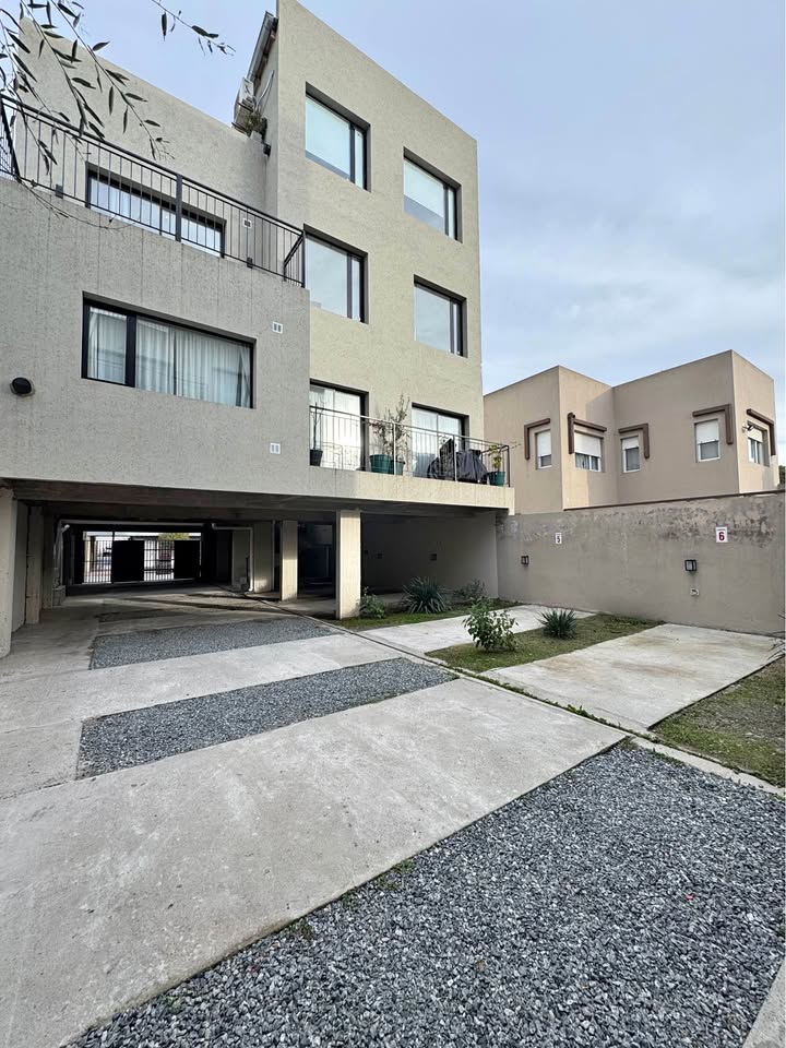 Departamento de dos dormitorios con estacionamiento por escalera
